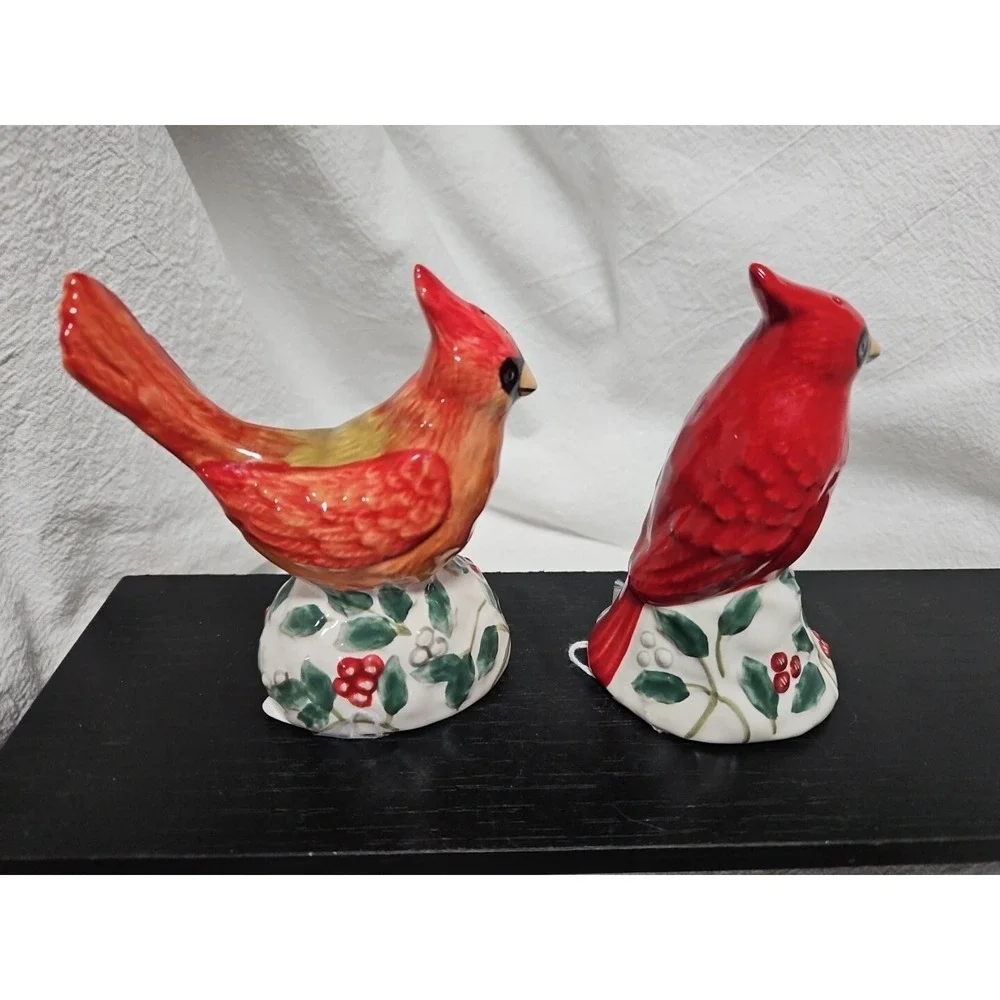 Pfaltzgraff Winterberry‎ RED CARDINAL SALT AND PEPPER SET